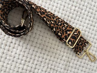 Riñonera Negra con Correa Animal Print