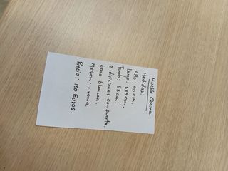 Mesa auxiliar beige y blanca