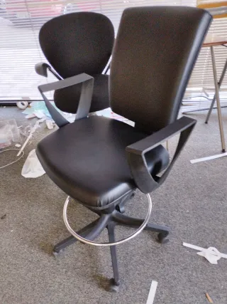 Silla de oficina alta negra