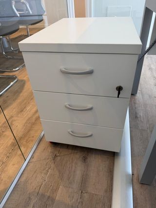 Sillas de oficina ergonómicas, mesas, cajoneras