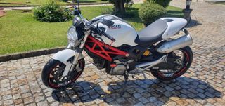 Ducati Monster 696