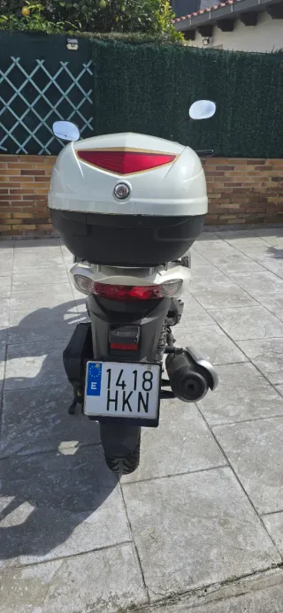 Suzuki Sixteen 125cc Beige/Burdeos