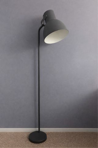 Lámpara de pie gris Ikea