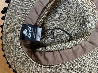 Sombrero de paja con pompón negro