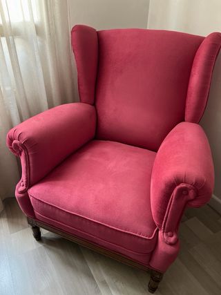 Sillón orejero rosa de terciopelo