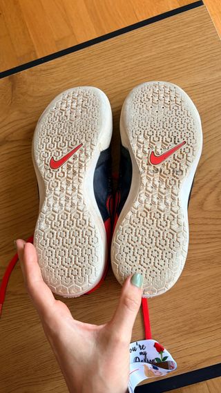 Botas de fútbol sala negras y rojas