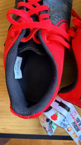 Botas de fútbol sala negras y rojas