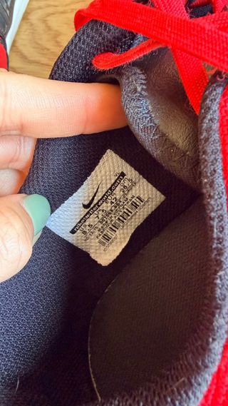 Botas de fútbol sala negras y rojas