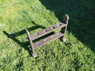 Hachero de madera rústico