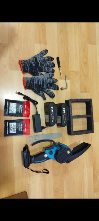 NUEVA! Motosierra de mano 6" con 2 baterías LITIO