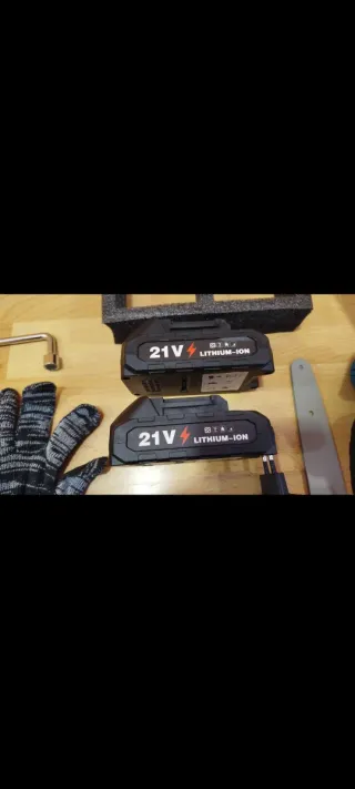 NUEVA! Motosierra de mano 6" con 2 baterías LITIO