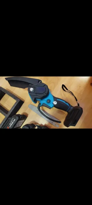 NUEVA! Motosierra de mano 6" con 2 baterías LITIO