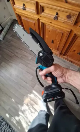 NUEVA! Motosierra de mano 6" con 2 baterías LITIO