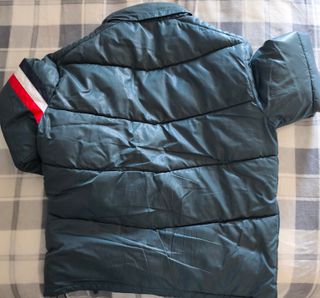 Cazadora de plumas, con desgaste en cuello