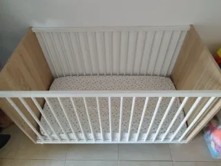 Cuna de madera y otra de viaje