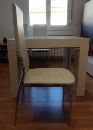 Mesa extensible blanca + 4 sillas