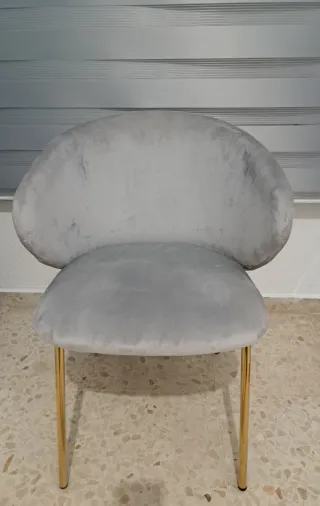 Silla tocador terciopelo gris y patas doradas