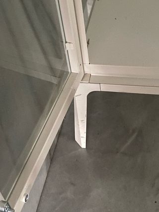 Vitrina de cristal y metal blanca