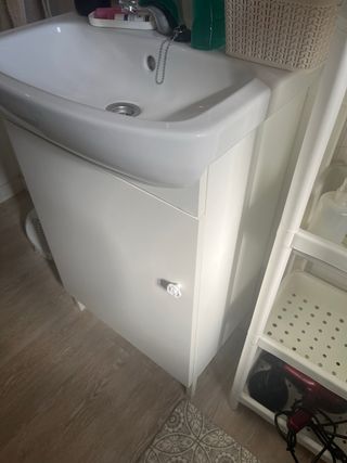 Mueble de baño con  lavabo incluido y ropero todo