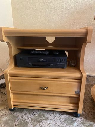 Mesa auxiliar de madera, con ruedas