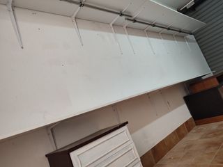 4 Estantes Metálicos y de Madera