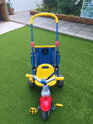 Triciclo infantil con empujador
