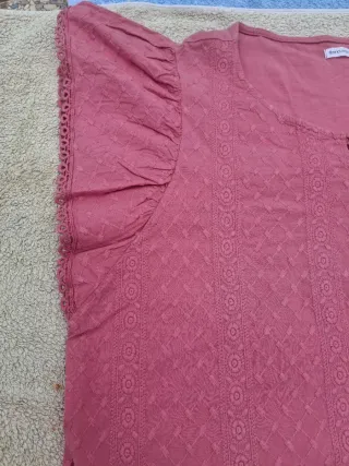 Blusa rosa T L. Medidas en descripción