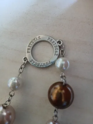 Collar de perlas y círculos plateados