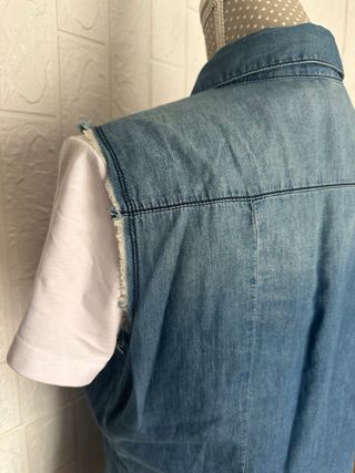 Camisa vaquera sin mangas con corchetes Talla L