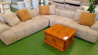 Sofá modular beige con cojines