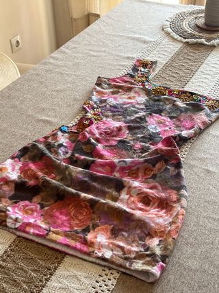 Vestido floral con pedrería, colombiano