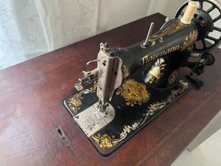 Máquina de coser antigua Naumann con mesa original