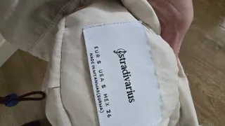 Gabardina beige con capucha