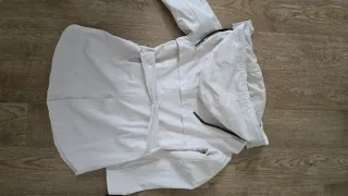 Gabardina beige con capucha