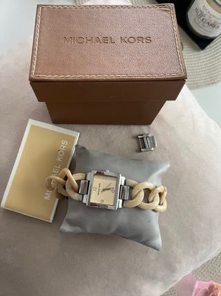 Reloj Michael Kors Cuadrado Beige y Plateado