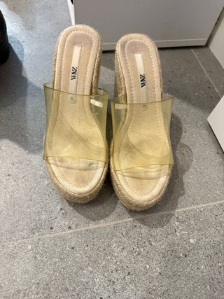 Sandalias cuña transparentes Zara beige