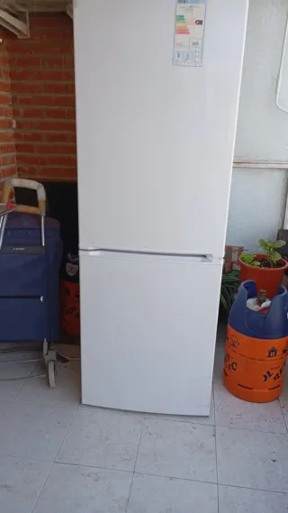 Nevera blanca grande en buen estado