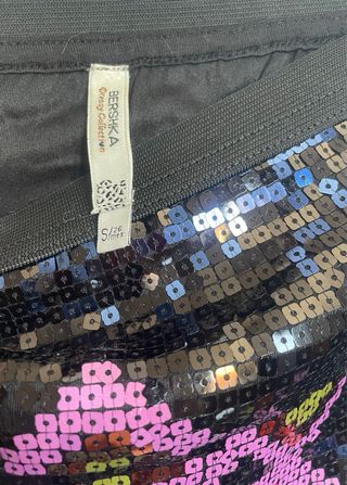 Falda Bershka lentejuelas negra multicolor