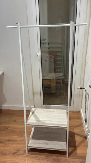 Perchero de madera y metal