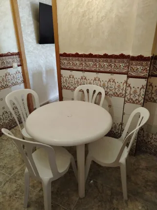 Mesa redonda y 4 sillas de plástico