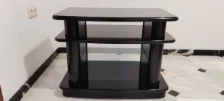 Mueble TV negro con tapa de cristal
