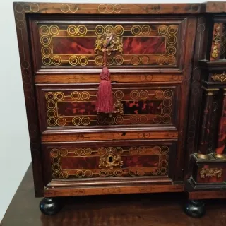 Bargueño de madera con detalles de nácar y carei.