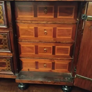 Bargueño de madera con detalles de nácar y carei.