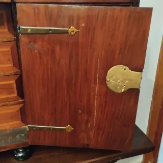 Bargueño de madera con detalles de nácar y carei.