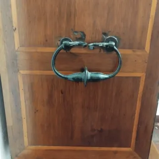 Bargueño de madera con detalles de nácar y carei.