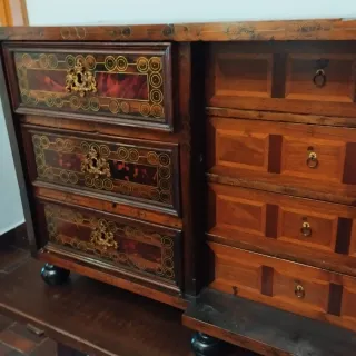 Bargueño de madera con detalles de nácar y carei.