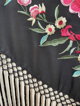 Mantoncillo negro bordado flecado a mano