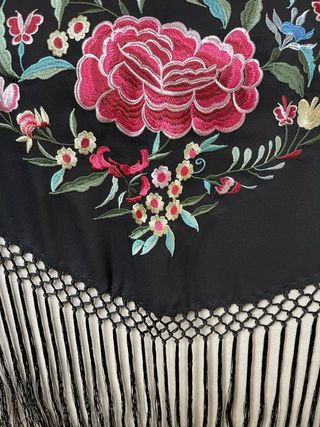 Mantoncillo negro bordado flecado a mano