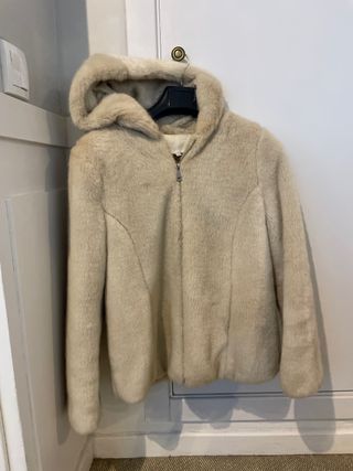 Chaqueta piel sintética con capucha
