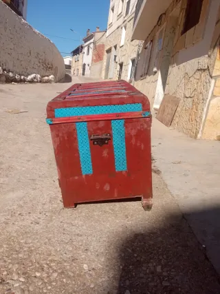 Baúl antiguo de madera y metal